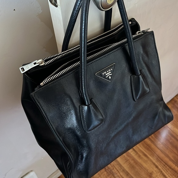 PRADA BAG. GORGEOUS. - Picture 2 of 10